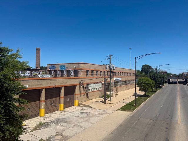 4700 W Montrose Avenue, Chicago, IL 60641