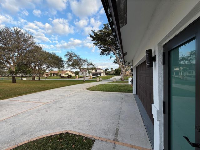 11300 NW 5th St, Plantation, FL 33325