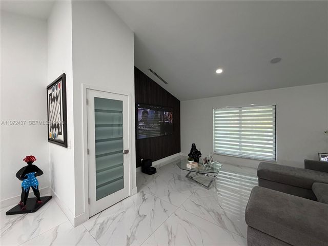 11300 NW 5th St, Plantation, FL 33325