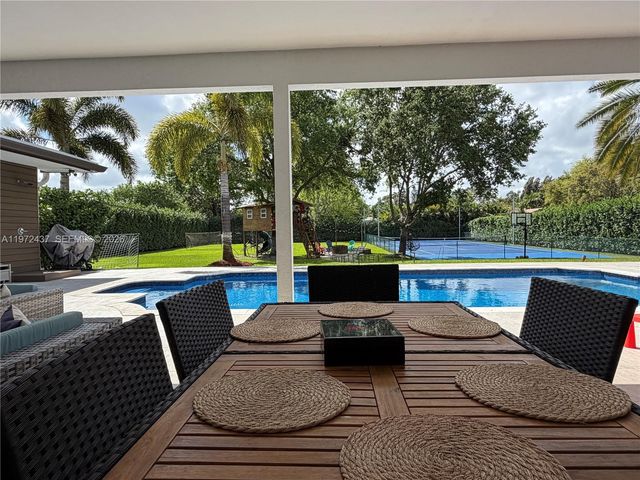 11300 NW 5th St, Plantation, FL 33325