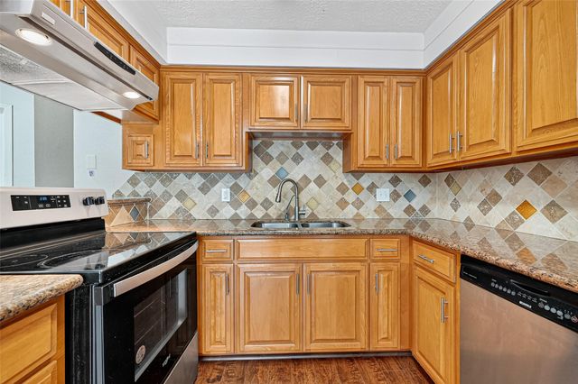 16 Wagon Lane Loop, Angleton, TX 77515