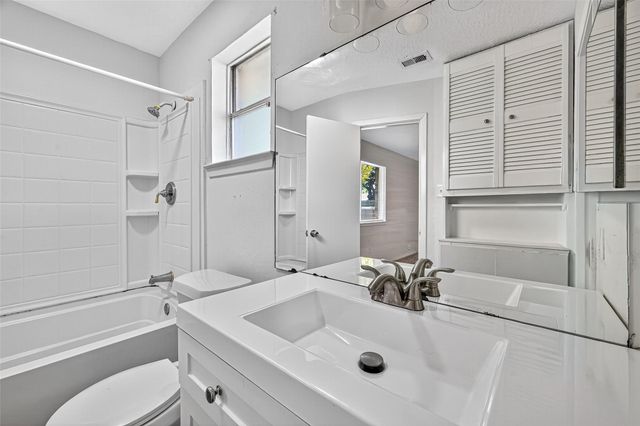 16 Wagon Lane Loop, Angleton, TX 77515