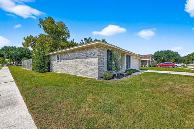 16 Wagon Lane Loop, Angleton, TX 77515