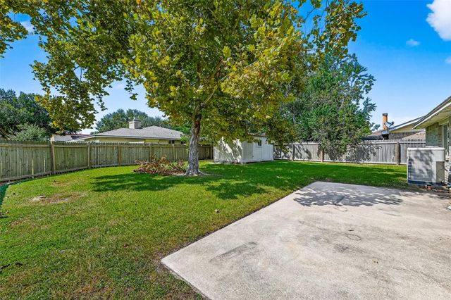 16 Wagon Lane Loop, Angleton, TX 77515