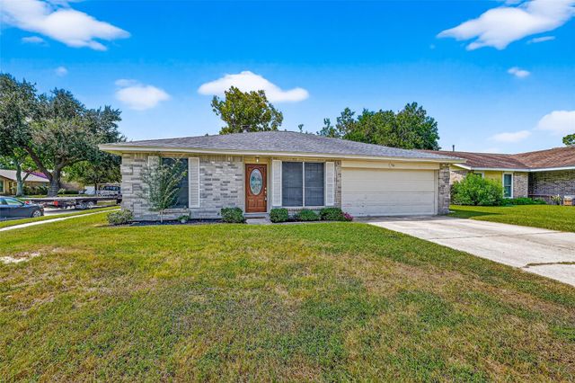 16 Wagon Lane Loop, Angleton, TX 77515