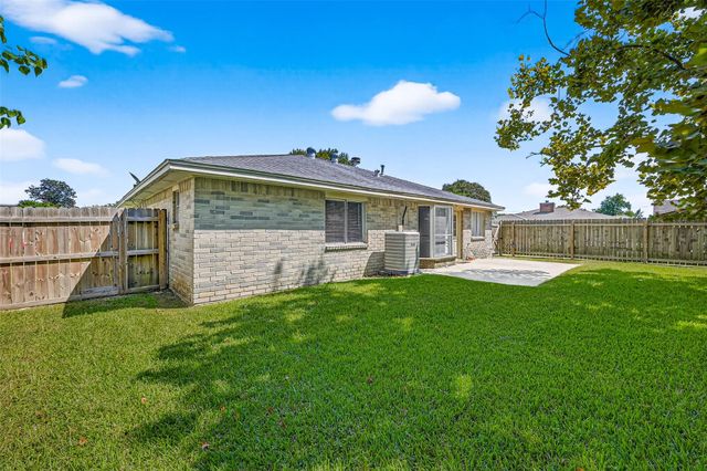 16 Wagon Lane Loop, Angleton, TX 77515
