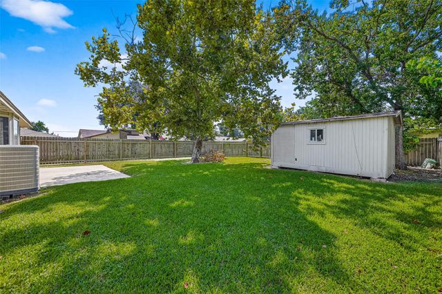 16 Wagon Lane Loop, Angleton, TX 77515