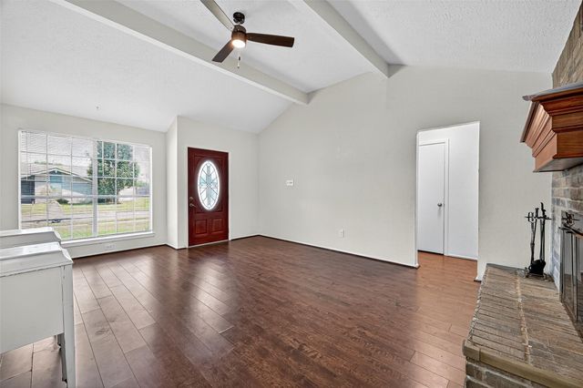 16 Wagon Lane Loop, Angleton, TX 77515