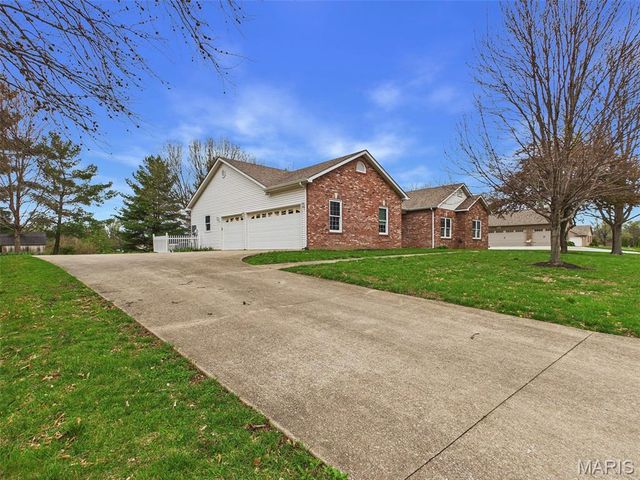 6 Forest Drive, Maryville, IL 62062