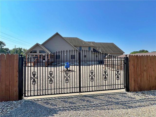 417 E 9th Street, Pittsburg, KS 66762