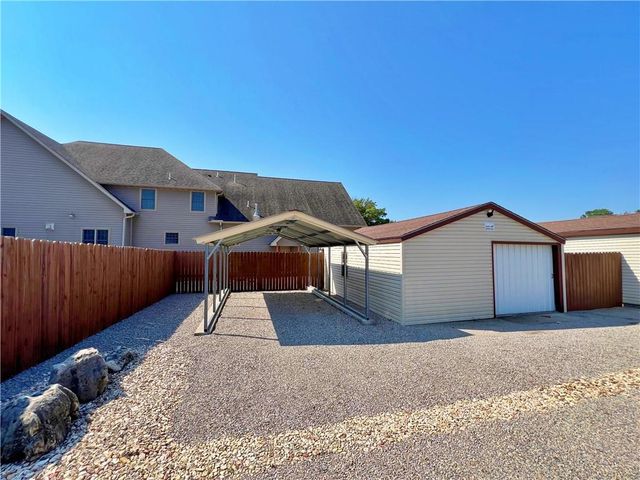 417 E 9th Street, Pittsburg, KS 66762