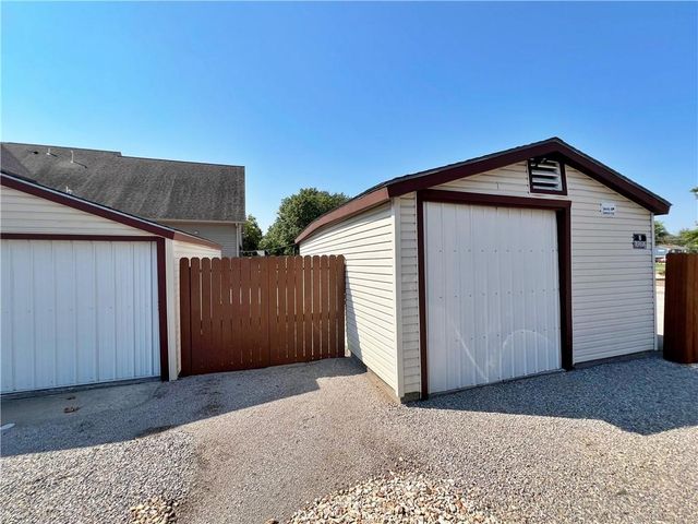 417 E 9th Street, Pittsburg, KS 66762