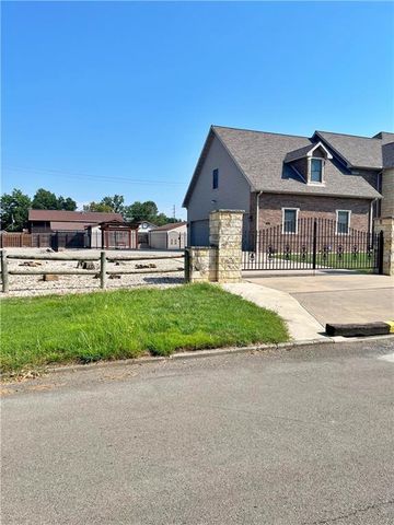 417 E 9th Street, Pittsburg, KS 66762