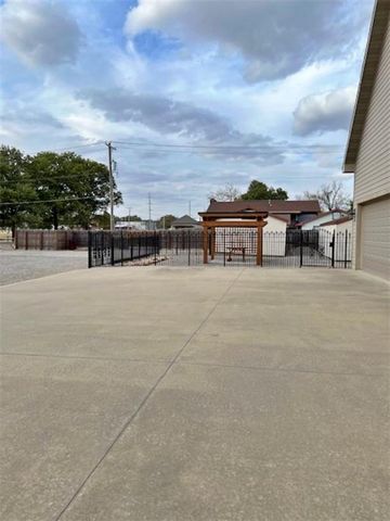 417 E 9th Street, Pittsburg, KS 66762