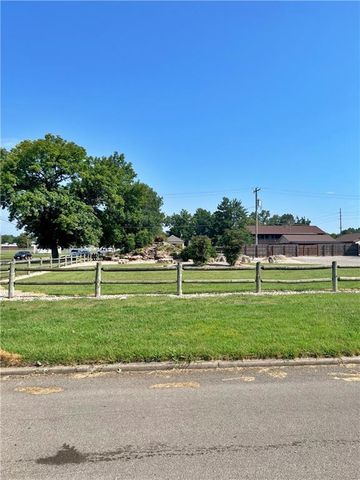 417 E 9th Street, Pittsburg, KS 66762