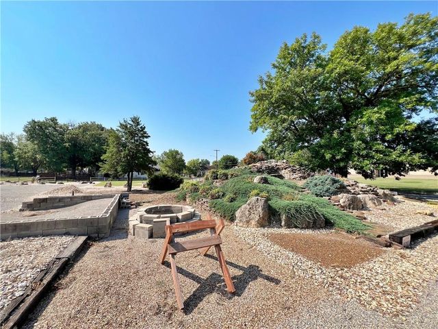 417 E 9th Street, Pittsburg, KS 66762