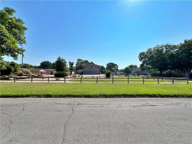 417 E 9th Street, Pittsburg, KS 66762