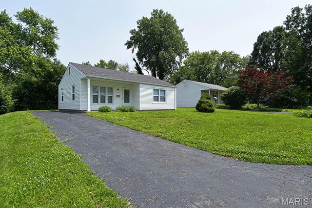 90 Brackleigh Lane, Florissant, MO 63031
