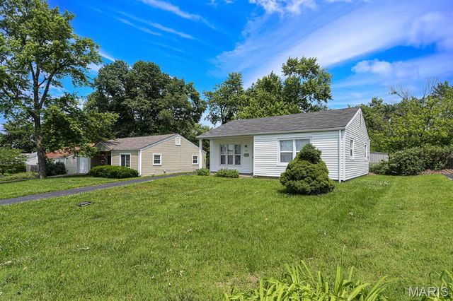 90 Brackleigh Lane, Florissant, MO 63031