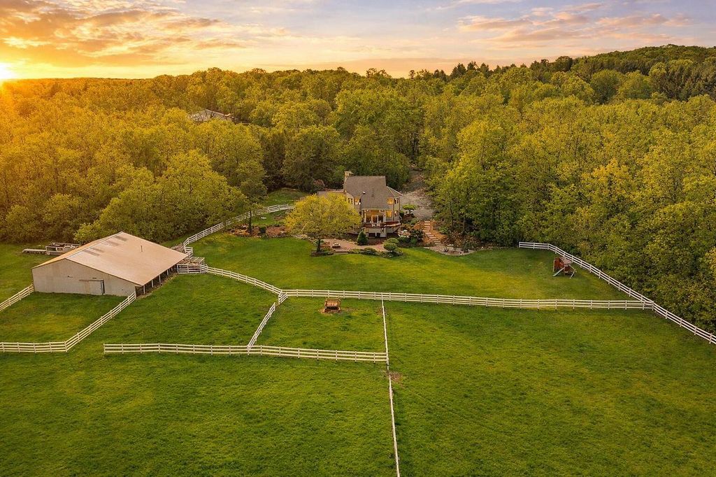 1507 Saint Augustine ROAD, Hartford, WI 53027