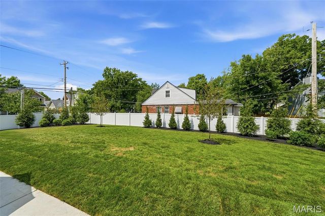 4 Hillcrest Place, St Louis, MO 63122