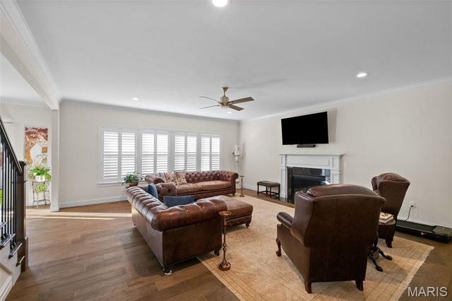 4 Hillcrest Place, St Louis, MO 63122