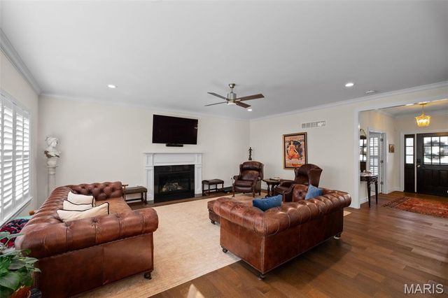 4 Hillcrest Place, St Louis, MO 63122