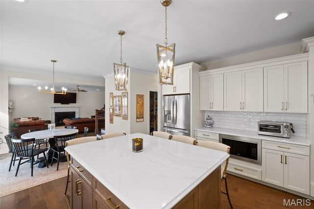 4 Hillcrest Place, St Louis, MO 63122