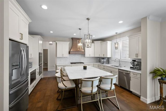 4 Hillcrest Place, St Louis, MO 63122