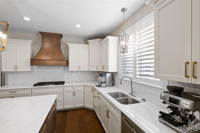 4 Hillcrest Place, St Louis, MO 63122