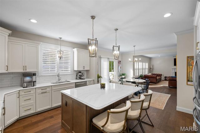 4 Hillcrest Place, St Louis, MO 63122