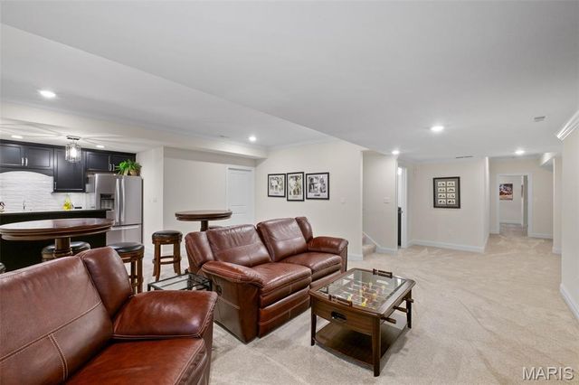 4 Hillcrest Place, St Louis, MO 63122