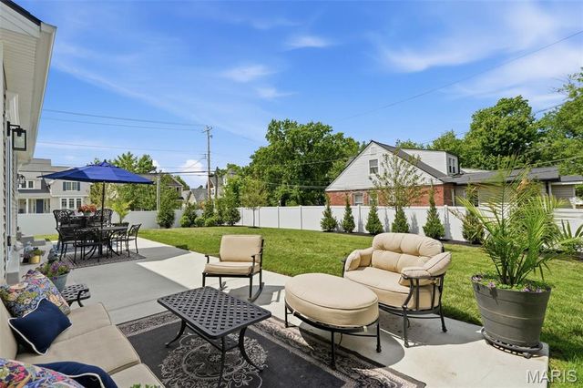 4 Hillcrest Place, St Louis, MO 63122