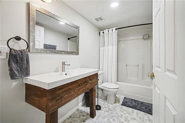 8737 NW 82nd Street, Kansas City, MO 64152