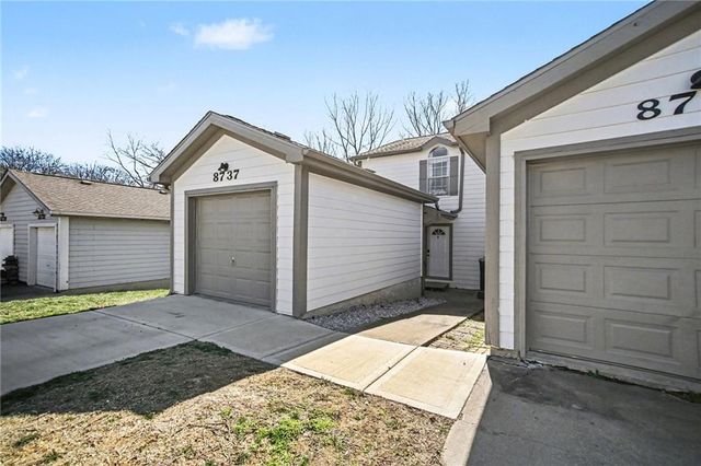 8737 NW 82nd Street, Kansas City, MO 64152