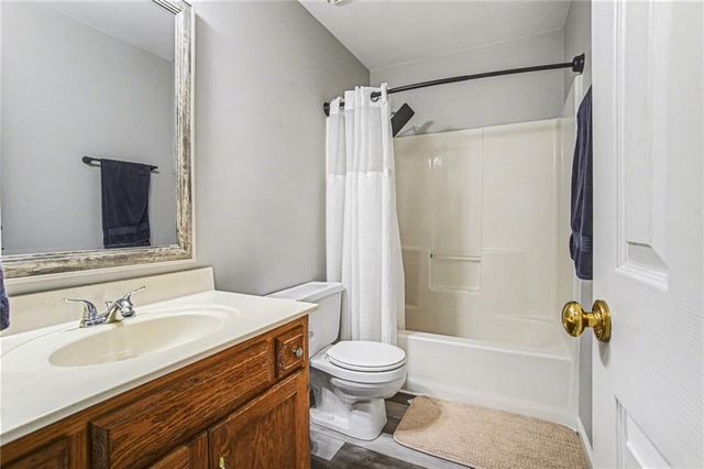 8737 NW 82nd Street, Kansas City, MO 64152