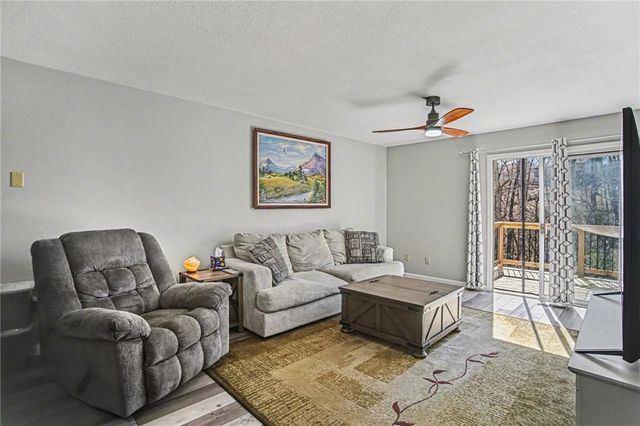 8737 NW 82nd Street, Kansas City, MO 64152