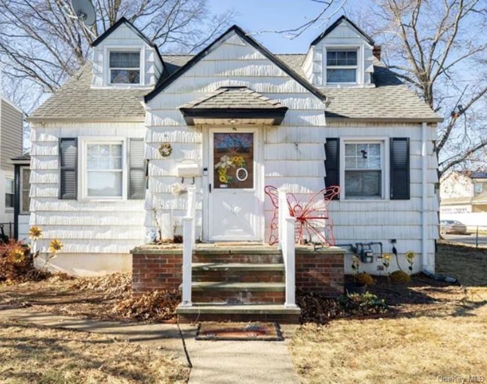 131 Goldenrod Avenue, Franklin Square, NY 11010