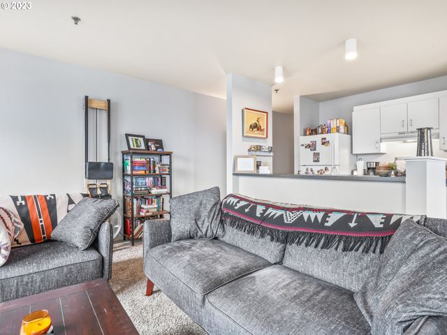 222 Nw UPTOWN Ter, Portland, OR 97210