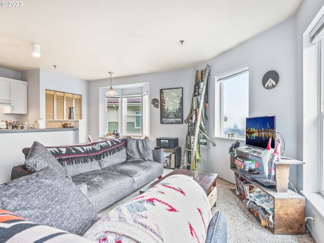 222 Nw UPTOWN Ter, Portland, OR 97210