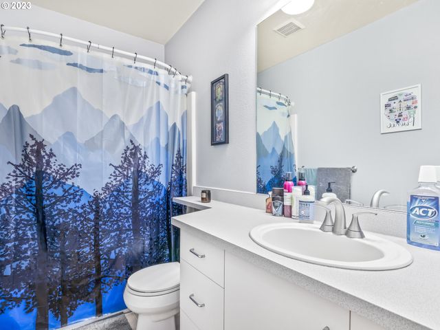 222 Nw UPTOWN Ter, Portland, OR 97210
