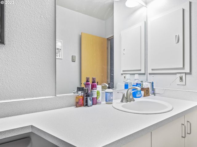 222 Nw UPTOWN Ter, Portland, OR 97210