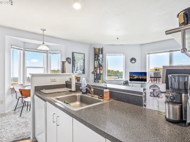 222 Nw UPTOWN Ter, Portland, OR 97210