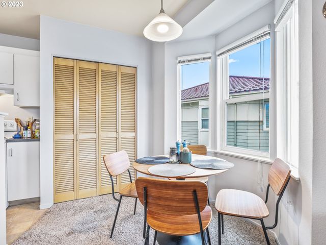 222 Nw UPTOWN Ter, Portland, OR 97210