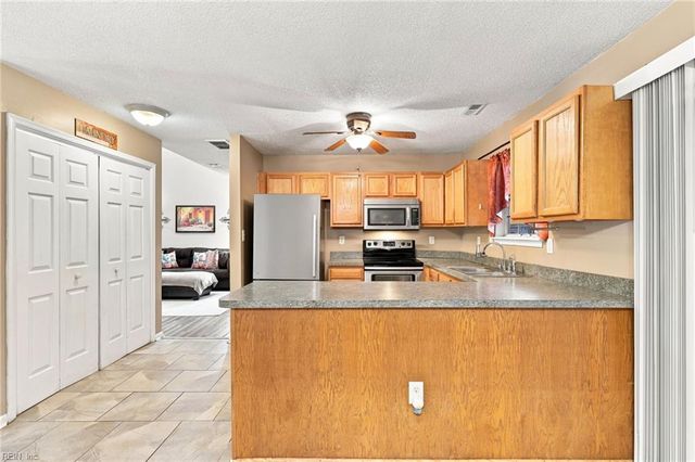 205 Hunt Club RN S, Newport News, VA 23608