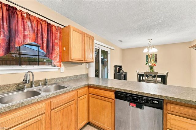 205 Hunt Club RN S, Newport News, VA 23608