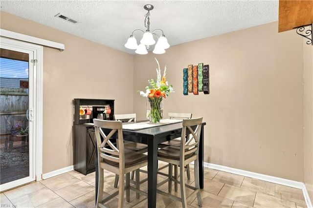 205 Hunt Club RN S, Newport News, VA 23608