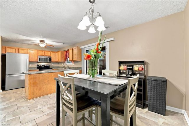 205 Hunt Club RN S, Newport News, VA 23608