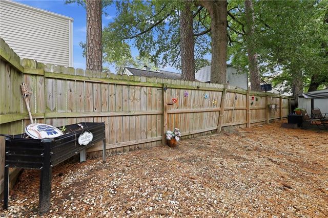 205 Hunt Club RN S, Newport News, VA 23608