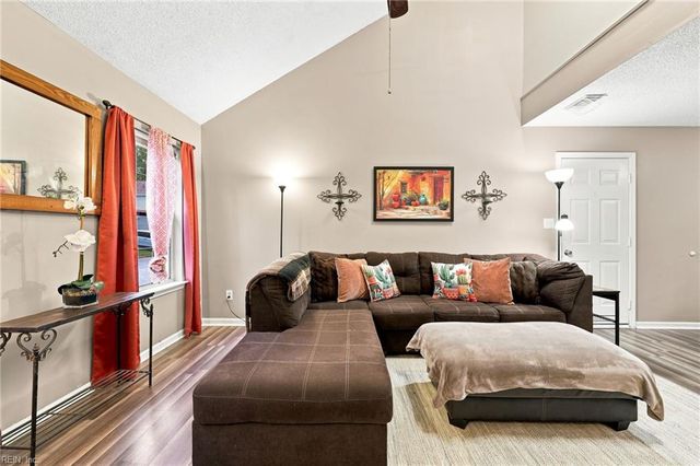 205 Hunt Club RN S, Newport News, VA 23608